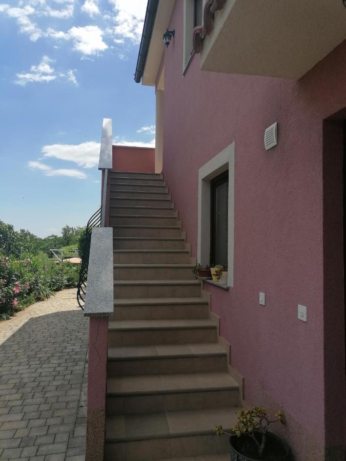 Menderi Hills Apartman *